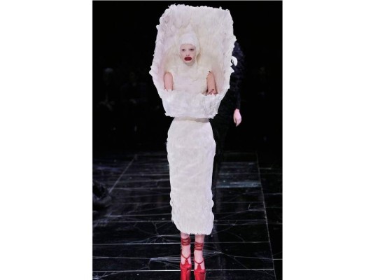 Horn on Plenty Colección otoño-invierno 2009:Esta colección fue dedicada a su madre Joyce Barbara McQueen. Iniciaba el show con una pila de basura en el centro del escenario en donde las modelos mostraban los diseños acompañadas de un maquillaje extravagante y grandes labios rojos. Horn on Plenty Colección otoño-invierno 2009:Esta colección fue dedicada a su madre Joyce Barbara McQueen. Iniciaba el show con una pila de basura en el centro del escenario en donde las modelos mostraban los diseños acompañadas de un maquillaje extravagante y grandes labios rojos.