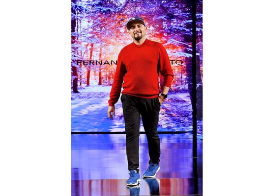 El diseñador hondureño Fernando Alberto al final de su pasarela