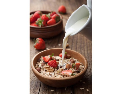 2. AvenaA pesar de tener reputación de ser un alimento suave y ‘caliente’ (lo que quiere decir que es de los primeros en eliminarse en tu lista si estás a dieta), es aprobado por los nutriólogos siempre y cuando sea consumido antes de medio día. 2. AvenaA pesar de tener reputación de ser un alimento suave y ‘caliente’ (lo que quiere decir que es de los primeros en eliminarse en tu lista si estás a dieta), es aprobado por los nutriólogos siempre y cuando sea consumido antes de medio día.
