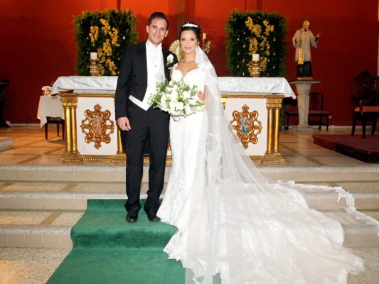 Los recién casados Abel Fonseca y Claudia López. Foto: Alex Muñoz