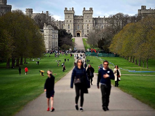 La gente se volcó al Windsor Great Park a lo largo del castillo Windsor para rendir homenaje al príncipe Felipe (Photo by Ben STANSALL / AFP)