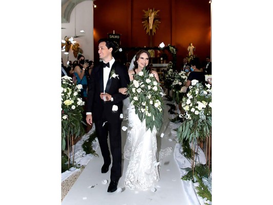 Los recién casados José Alejandro Martínez, Paola Loreth Pineda, salen de la iglesia. Los recién casados José Alejandro Martínez, Paola Loreth Pineda, salen de la iglesia.