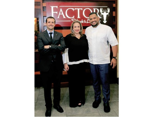 Los ejecutivos: Diego Cisneros, Fanny Hawit y Manuel Macias, fueron los anfitriones de la exquisita velada de lanzamiento del nuevo menú del restaurante Factory Steak & Lobster. Foto: Melvin Cubas