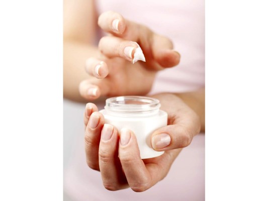 17. CUIDA TUS MANOS. Usa una buena crema con vitamina E y píntate las uñas de colores vibrantes, el rojo las hace ver classy y distrae la atención de cualquier signo de la edad.