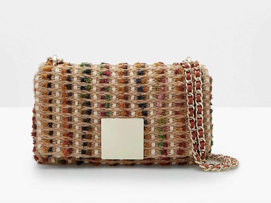 Bolso Homenaje acolchado confeccionado en algodón con diseño de jarapa. Cierre de solapa con metálica en forma de cubo. Asa de cadena con hombrera en piel a contraste. Interior con forro completo y bolsillo con cierre de cremallera by Purificación García