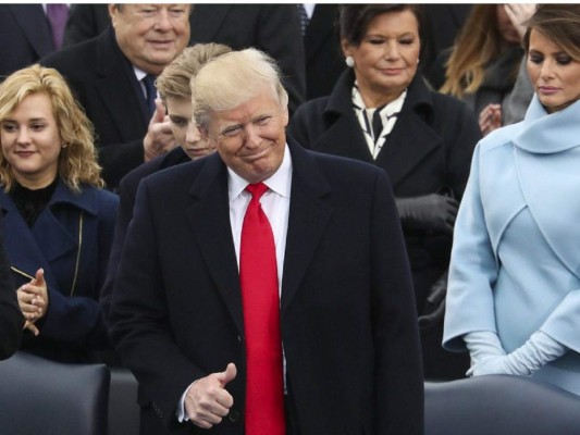 8. Trump llegó al poder con la popularidad más baja de ningún presidente al inicio de su mandato desde hace 40 años. Así lo revelaron sondeos del Washington Post, ABC y CNN, que dicen que Trump tiene en la actualidad una popularidad del 40%. 'Los mismos que hicieron las falsas encuestas de las elecciones están haciendo las encuestas de popularidad ahora. Están truncadas igual que antes', tuiteó Trump días antes del evento.