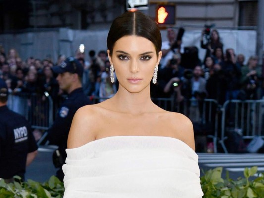 Kendall Jenner empuja a un guardia que interrumpió sus fotos en la Met Gala