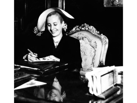 Eva llevó el new look a Argentina y Dior llegó a decir que “a la única reina que vistió es a Eva Perón” Eva llevó el new look a Argentina y Dior llegó a decir que “a la única reina que vistió es a Eva Perón”