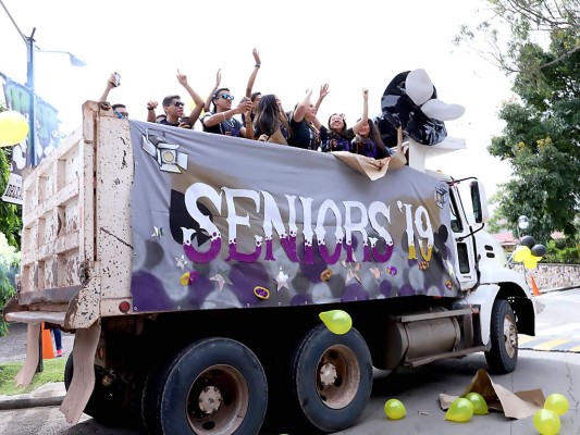 Los seniors celebrando su llegada a clases