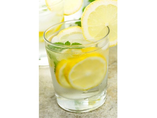 10 beneficios de beber agua con limón