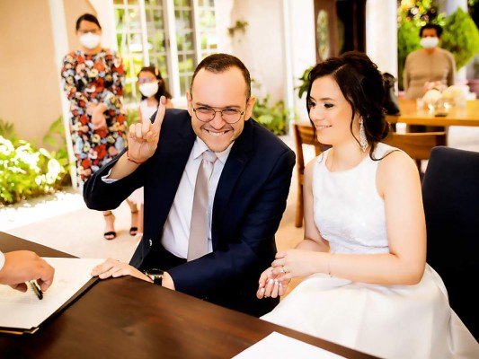 Leonel Rivas y Lindsay Pinel contrajeron matrimonio rodeados de un íntimo grupo de invitados y de sus orgullosos padres; Carlos y Griselda Pinel y Ernesto y Elba Rivas<br/>