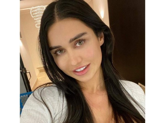 Joselyn estudió Microbiología en la Universidad Estatal de San Diego al tiempo que experimentó con el diseño de modas.