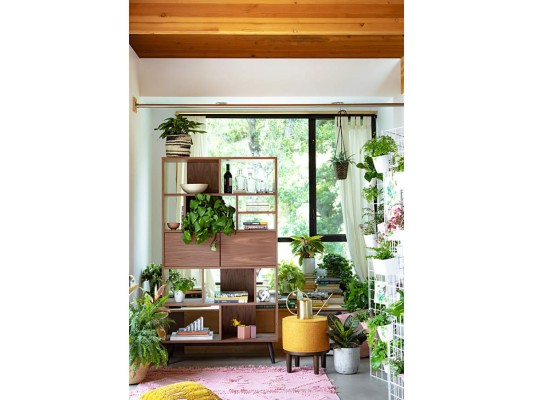 <br/>El maximalismo es válido cuando de plantas se trata. Puedes crear tu propio jardín interior con múltiples plantas de diversas especies, que se fusionen con la decoración y evoquen al máximo la naturaleza exótica. Solo asegúrate que reciban suficiente aire y luz.<br/>