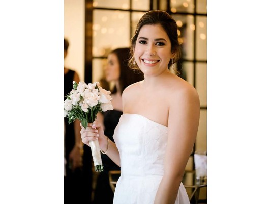 Feliz y radiante la novia Michelle Marie Marsán Oberholzer