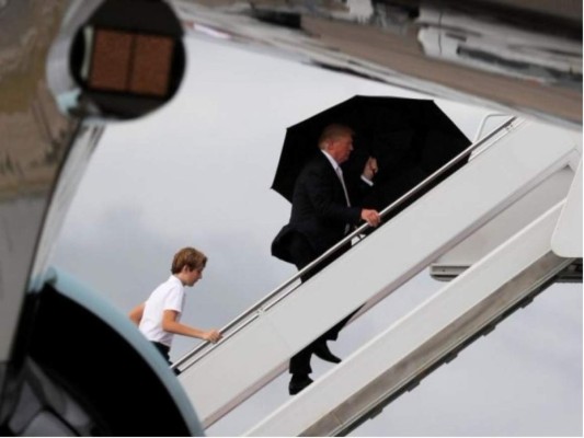 Trump 'poco caballeroso' con su familia bajo la lluvia