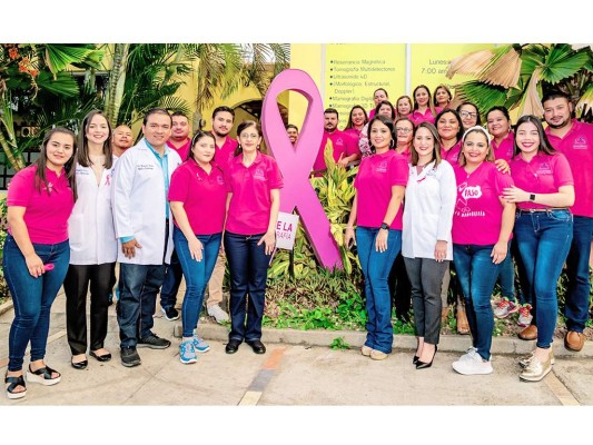 El team de Diagnos durante el coctel del encendido de la Flama Rosa, en apoyo a la lucha contra el cáncer de mama.