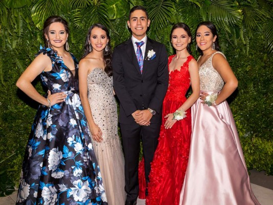Victoria Amaya, Aylin Arevalo, Juan Pablo Lardizábal, Nelly Andrews y Paola Cartagena.