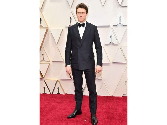 George MacKay fue uno de los primeros en llegar a la alfombra roja de los Academy Awards.