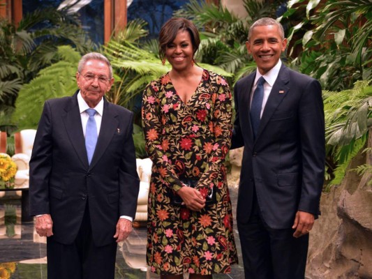 El presidente cubano Raúl Castro junto a Michelle y Barack Obama, en la primera visita de un presidente estadounidense en suelo cubano en 88 años.