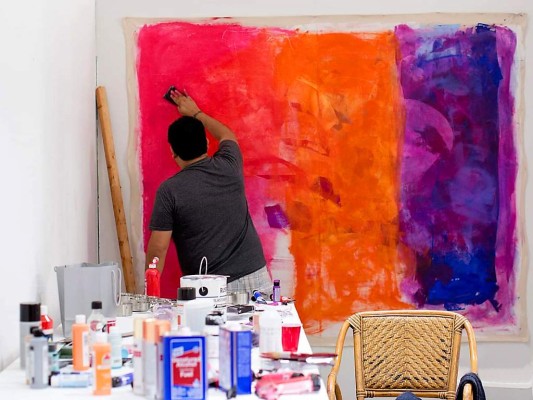 En cada uno de sus cuadros, Leonardo González imprime un mensaje con un fuerte componente social y político Foto Artomi/ Molly Stinchfiel En cada uno de sus cuadros, Leonardo González imprime un mensaje con un fuerte componente social y político Foto Artomi/ Molly Stinchfiel