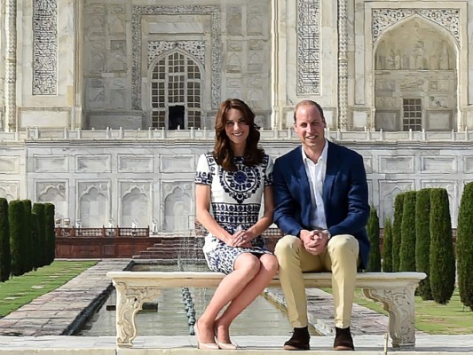 La visita oficial de los Duques de Cambridge a la India. Kate no solo deslumbró con su elegancia y regios diseños, la pareja se tomó una fotografía en el Taj Majal, en el mismo sitio donde Diana de Gales posaba 24 años antes