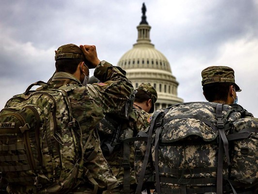 Soldados de la Guardia Nacional frente al Capitolio en un fuerte operativo de seguridad previo a la toma de posesión de Biden. Foto Samuel Corum/Getty Images/AFP