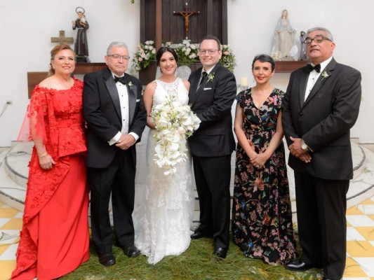 Los recién casados junto a sus padres Ondina Medina, Alfredo Tabora, Patricia Bueso y Felipe Morales Los recién casados junto a sus padres Ondina Medina, Alfredo Tabora, Patricia Bueso y Felipe Morales