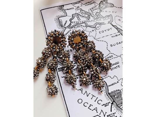 Aretes colgantes con tres hileras de flores de cuentas by Divana Jewels