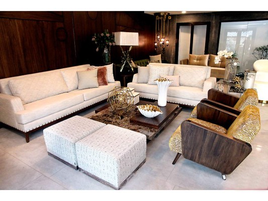 Sofá y Loveseat Alquimia: Estilo elegante de generosas proporciones con cojines acolchados y detalles de estoperol importado. Ideal para una sala principal.Poltronas Atik Brazos de Madera/ Madison Ondas Doradas.Mesa Central Panel Marmol: Este mesa de tres paneles permite múltiples acabados por lo que se puede adaptar a cualquier tipo de decoración; madera medium, mármol marrón. Sofá y Loveseat Alquimia: Estilo elegante de generosas proporciones con cojines acolchados y detalles de estoperol importado. Ideal para una sala principal.Poltronas Atik Brazos de Madera/ Madison Ondas Doradas.Mesa Central Panel Marmol: Este mesa de tres paneles permite múltiples acabados por lo que se puede adaptar a cualquier tipo de decoración; madera medium, mármol marrón.