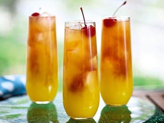 Sex on the beach. En una coctelera mezcla bien 50 ml de vodka, 30 ml de licor de melocotón, 1/2 vaso de zumo de naranja, 10 ml de zumo de arándanos. Vierte en una copa bien fría.