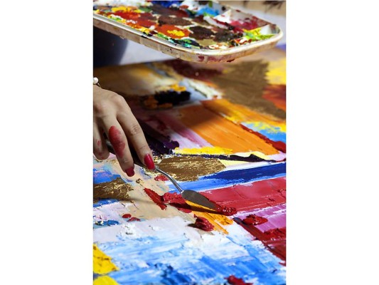 Uno de sus colores favoritos es el amarillo que llena de alegría sus obras Uno de sus colores favoritos es el amarillo que llena de alegría sus obras