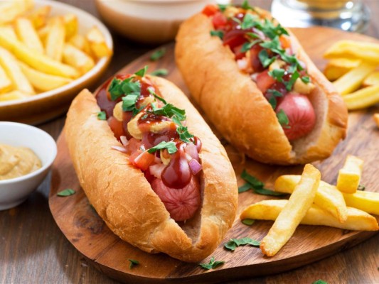 PRODUCTOS PROCESADOS. Amamos los sandwiches de jamón o peperoni; los perros calientes y las rebanadas de embutidos, lo cierto es que están absolutamente cargados de sodio que causará retención de agua e hinchazón, particularmente alrededor de los ojos. <br/><br/>