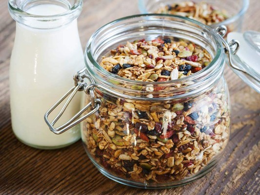 #1 El mejor desayuno... Si quieres ganar energía por las mañanas. Combina 1/4 de taza de granola que contenga avena, almendras picadas, pasas o arándanos secos, con leche baja en grasa.