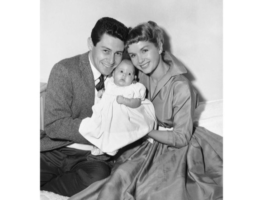 Carrie Fisher era hija del cantante Eddie Fisher y la actriz Debbie Reynolds nació el 21 de octubre de 1956 en Beverly Hills