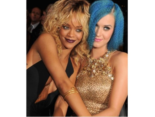 9. Rihanna fue la encargada de organizar la despedida de soltera de Katy Perry, para su boda con Russell Brand. Asimismo la cantante la escogió para que fuera su dama de honor.