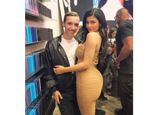 Kylie Jenner regala costoso bolso a un fan