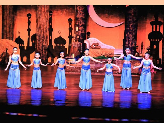 La danza árabe obtuvo fuertes aplausos de la concurrencia. La danza árabe obtuvo fuertes aplausos de la concurrencia.