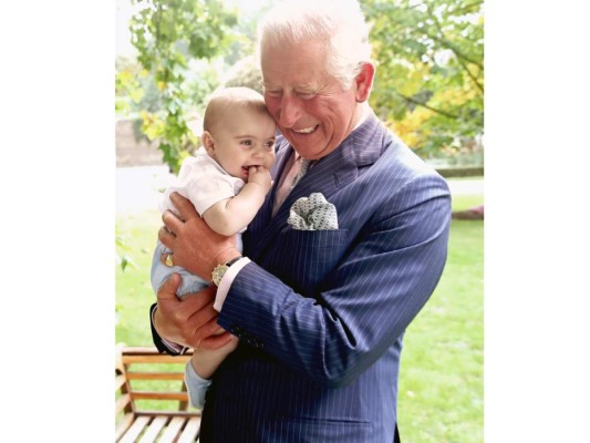 Las nuevas fotografías del principe Carlos y su familia