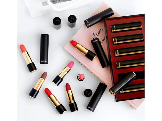 L'Absolu Rouge Drama Matte. el pintalabios más mate, más intenso y más aterciopelado de toda la gama Lancôme. Su nueva tecnología Ultra-Light Powder hace que esta barra de labios sea súper cómoda y altamente pigmentada L'Absolu Rouge Drama Matte. el pintalabios más mate, más intenso y más aterciopelado de toda la gama Lancôme. Su nueva tecnología Ultra-Light Powder hace que esta barra de labios sea súper cómoda y altamente pigmentada