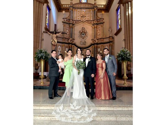 La boda de Victoria Izaguirre y Roberto Luna