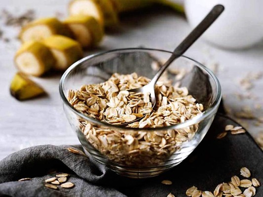 La avena uno de los alimentos más humildes, económicos e ideal para desayunar. La avena contiene fibra que es un gran ingrediente para la salud intestinal, y libera su energía a otros carbohidratos. Rica en proteínas que otros granos, previene los picos de azúcar y logra mantenerte lleno por más tiempo. La avena uno de los alimentos más humildes, económicos e ideal para desayunar. La avena contiene fibra que es un gran ingrediente para la salud intestinal, y libera su energía a otros carbohidratos. Rica en proteínas que otros granos, previene los picos de azúcar y logra mantenerte lleno por más tiempo.