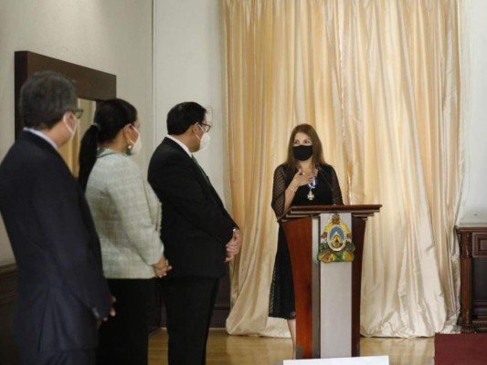 Honduras condecora a Claudia Barrientos, representante de la OEA  