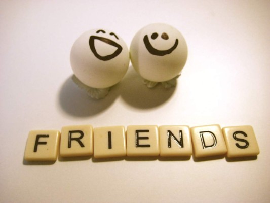 8. MANTENTE CONECTADO A AMIGOS Y FAMILIARES. En la vida es fundamental contar con amigos y familia en quienes puedas confiar cuando necesites compartir algún problema o expresar una inquietud. Al mismo tiempo, revelar los sentimientos o pensamientos difíciles te quitará un peso de encima y tu estado anímico mejorará notablemente. Se honesto y siéntete libre de expresar aquello que te preocupa o te entristece.