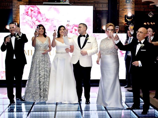 Las familias Patrón y Hawit durante el tradicional brindis nupcial Las familias Patrón y Hawit durante el tradicional brindis nupcial