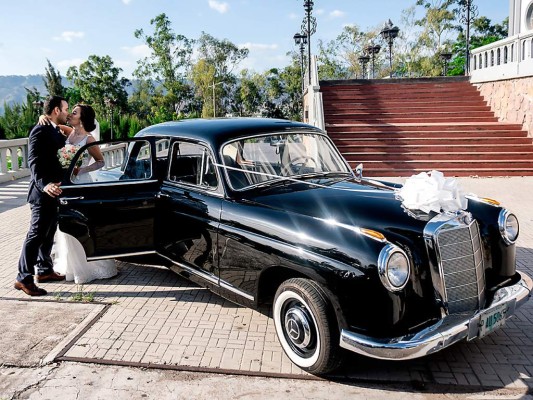 La pareja se trasladó a la recepción nupcial a bordo de un Mercedes Benz clásico de 1956 La pareja se trasladó a la recepción nupcial a bordo de un Mercedes Benz clásico de 1956