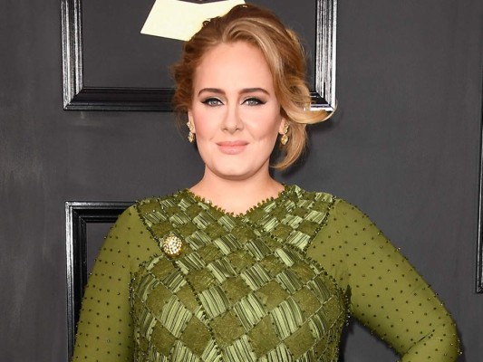 Adele pide que las madres hablen abiertamente de las crisis post parto