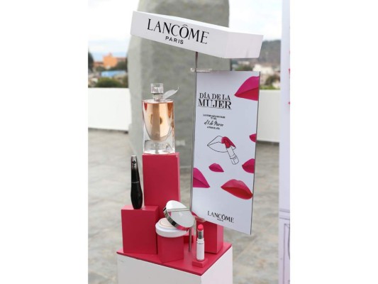 Por primera vez en Honduras, Lancôme, marca líder a nivel mundial en el mercado de cosméticos selectivos, celebraró el Día Internacional de la Mujer. Por primera vez en Honduras, Lancôme, marca líder a nivel mundial en el mercado de cosméticos selectivos, celebraró el Día Internacional de la Mujer.