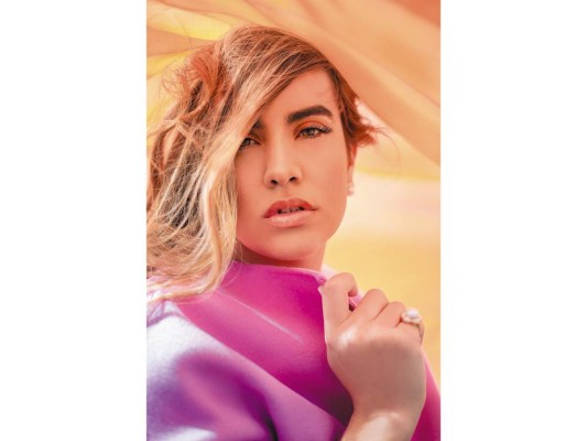 Chaquetón evasé de doble faz en lana con cierre con botones de cuerno natural by CH Carolina Herrera; set de madre perla en oro amarillo de 14 kilates by Casa de Oro Chaquetón evasé de doble faz en lana con cierre con botones de cuerno natural by CH Carolina Herrera; set de madre perla en oro amarillo de 14 kilates by Casa de Oro
