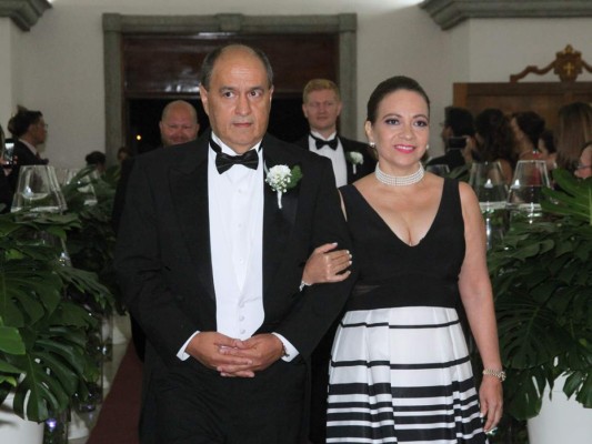 Jon Tye e Ivanna Molina se casan