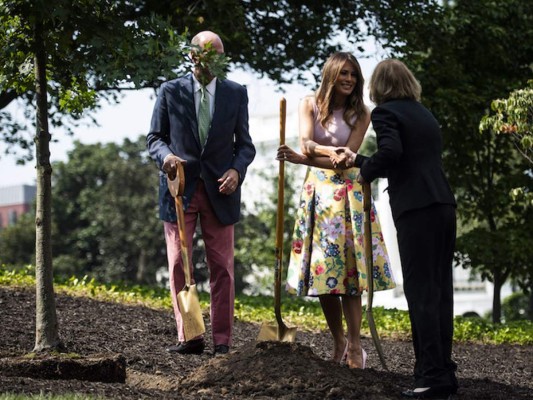 Melania Trump es criticada por su vestimenta para hacer jardinería